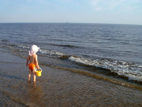 Una Ragazza Con Cappello Sulla Spiaggia — Foto Stock