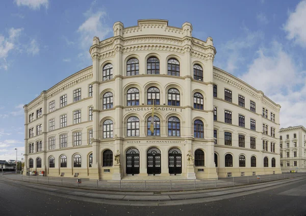 Karlsplatz维也纳商业学院 — 图库照片
