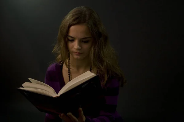 Νεαρή Γυναίκα Που Διαβάζει Ένα Βιβλίο — Φωτογραφία Αρχείου