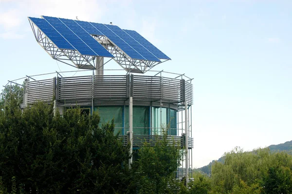 Ηλιακοί Συλλέκτες Στην Οροφή Του Σπιτιού — Φωτογραφία Αρχείου
