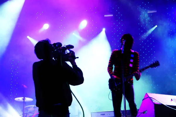 Silueta Cantante Con Micrófono Escenario Con Luces — Foto de Stock