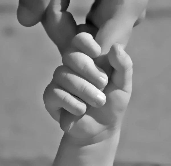 母親の手の平に手を握っている赤ん坊の少年 — ストック写真