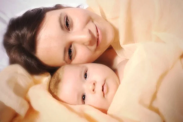 Feliz Jovem Mãe Com Seu Pequeno Bebê Quarto — Fotografia de Stock