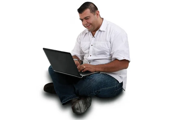 若い男がノートパソコンを持って床に座り — ストック写真