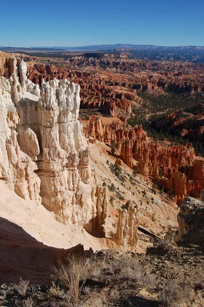 ブライスキャニオン岩の形成と砂岩のランドマーク — ストック写真