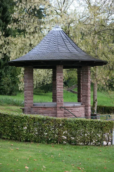 Mały Drewniany Domek Parku — Zdjęcie stockowe