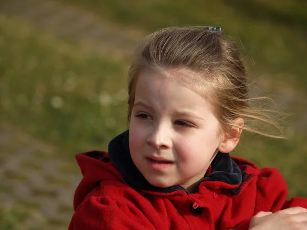 Portret Pięknej Dziewczyny Parku — Zdjęcie stockowe