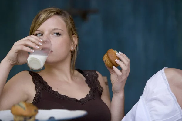 Jonge Vrouw Geniet Van Melk Muffins — Stockfoto