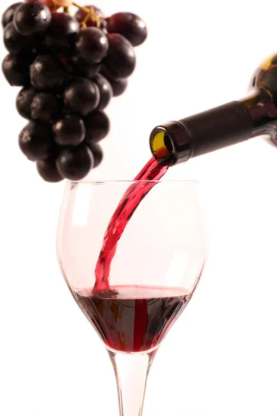 Beyaza Izole Edilmiş Bardaklara Kırmızı Şarap Dök — Stok fotoğraf