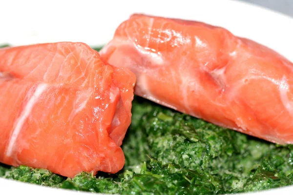 Raw Salmon Spinach — Stock Photo, Image