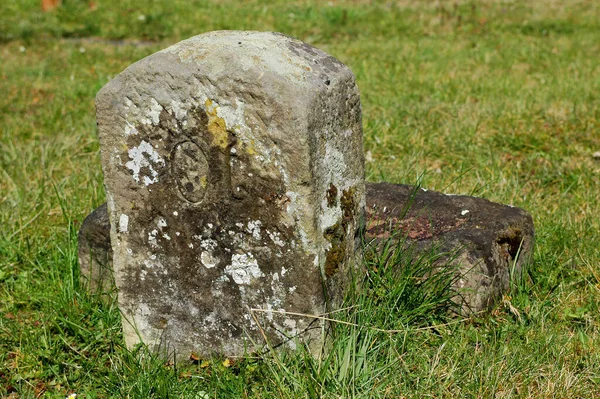 Gammal Gravsten Kyrkogården — Stockfoto