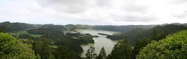 山の中の山と川の眺め — ストック写真