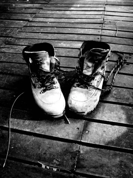 Schwarze Schuhe Auf Dem Boden — Stockfoto