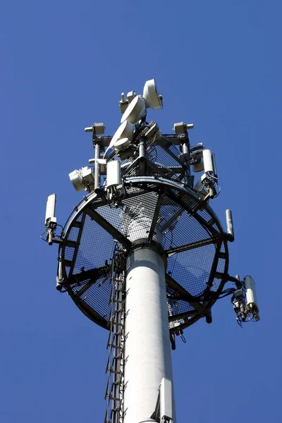 Wieża Telekomunikacyjna Błękitnym Niebem — Zdjęcie stockowe