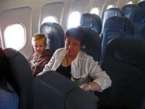 Νεανική Οικογένεια Επιβατών Στο Αεροπλάνο — Φωτογραφία Αρχείου