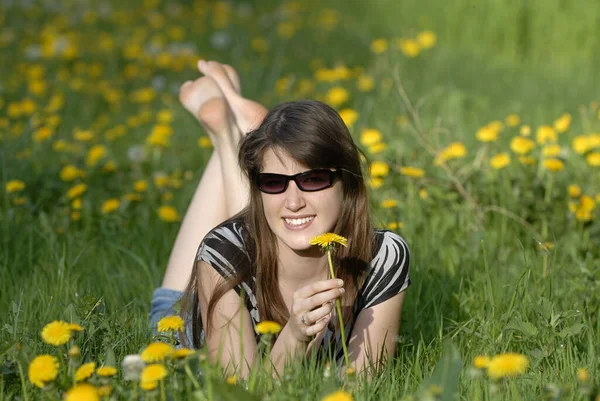 Jovem Mulher Flores Amarelas Deitado Grama — Fotografia de Stock