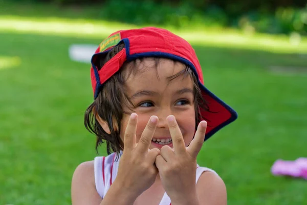 Retrato Una Linda Niña Parque — Foto de Stock