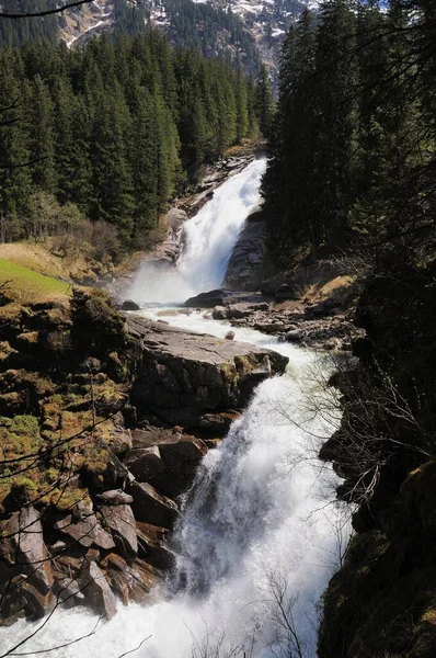 Hermosa Cascada Sobre Fondo Naturaleza — Foto de Stock