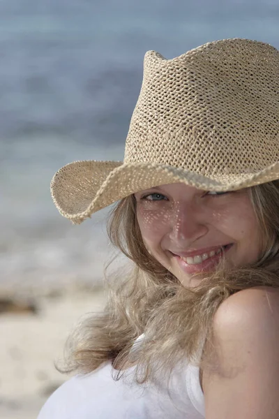 Young Woman Wears Hat Beach — 스톡 사진