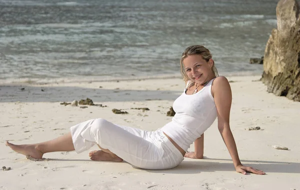 Mladá Krásná Žena Bílých Šatech Pláži — Stock fotografie