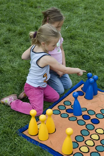 Chica Jugando Con Una Pelota — Foto de Stock