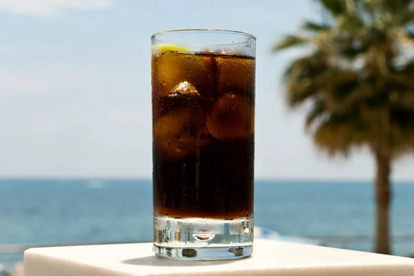 Glas Cola Het Strand — Stockfoto