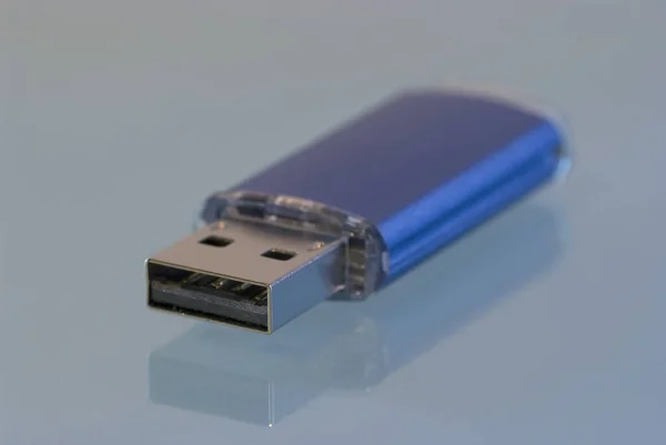 Unidad Flash Usb Sobre Fondo Blanco — Foto de Stock