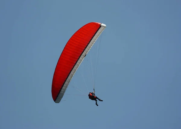 Gleitschirmfliegen Ist Der Freizeit Und Leistungssport — Stockfoto