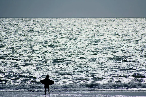 Silhouette Uomo Abito Bianco Sulla Spiaggia — Foto Stock