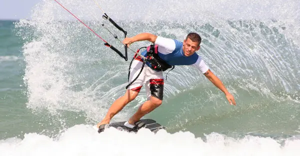 Jonge Man Springen Golf Van Oceaan — Stockfoto