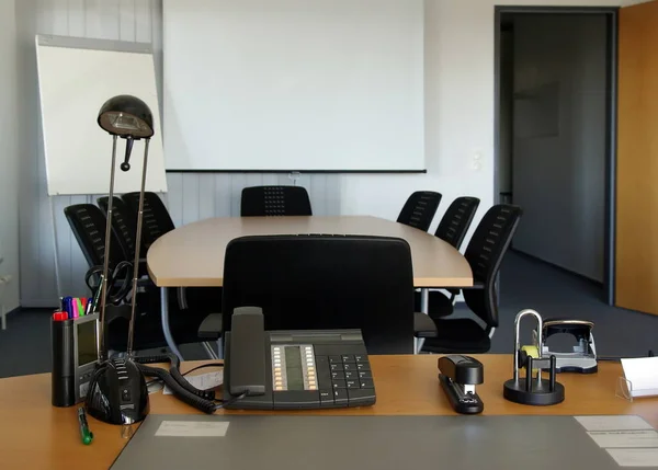 Interior Escritório Com Uma Mesa Cadeiras — Fotografia de Stock