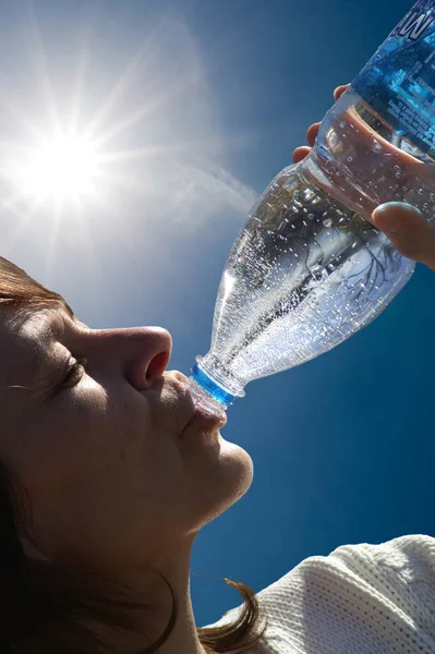 Jonge Vrouw Drinkwater Uit Fles — Stockfoto