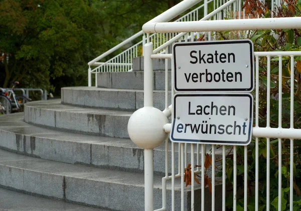 Schild Auf Der Straße — Stockfoto