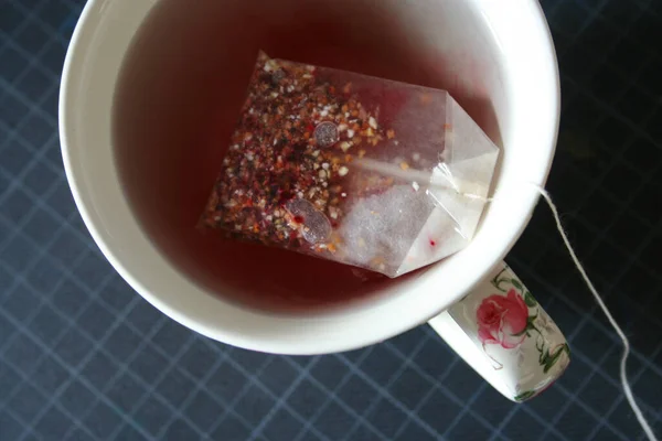 Чай Лепестками Роз Чашкой Горячего Напитка — стоковое фото