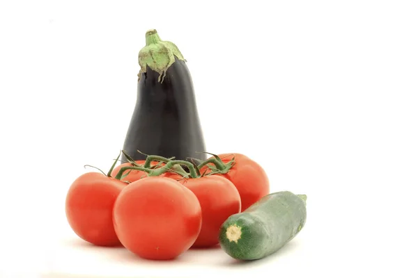 Färska Tomater Och Gurka Vit Bakgrund — Stockfoto