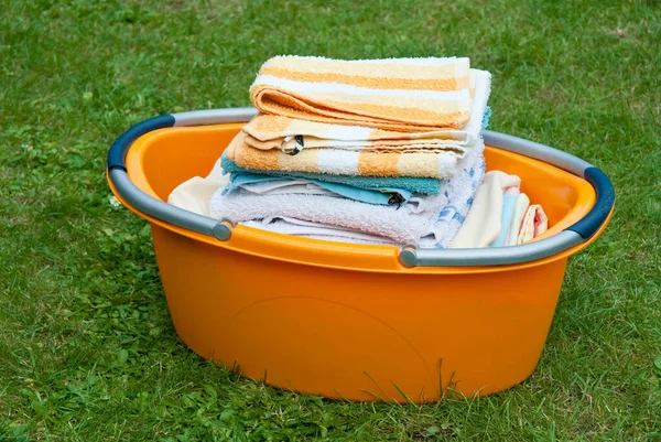 Het Groene Gazon Schoonmaken Met Een Handdoek Het Gras — Stockfoto