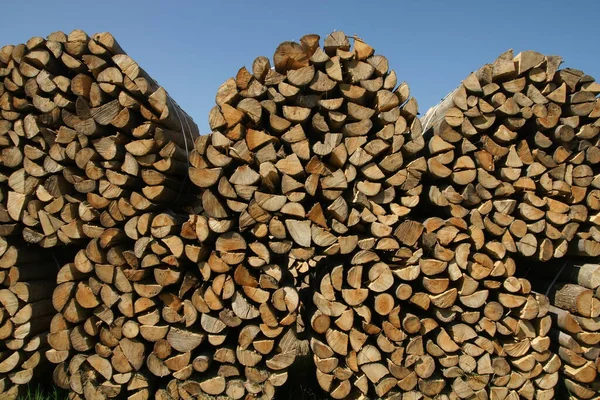 Vedstapel Ute Fältet — Stockfoto