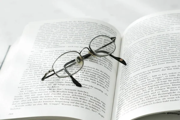 Egy Halom Könyvre Támaszkodó Olvasószemüveg — Stock Fotó