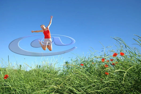 Meisje Springen Het Gras — Stockfoto