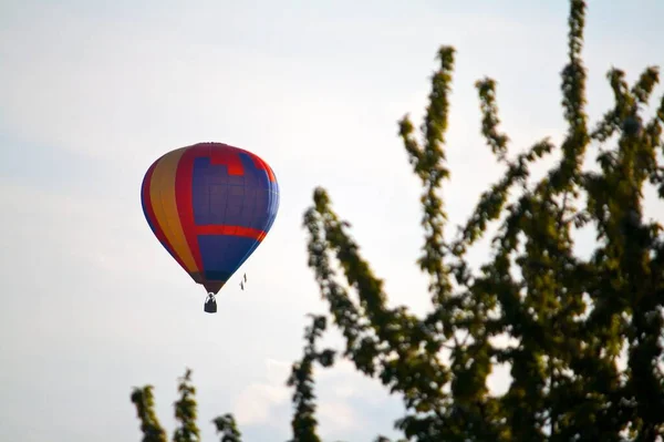 Sıcak Hava Balonu Gökyüzünde — Stok fotoğraf