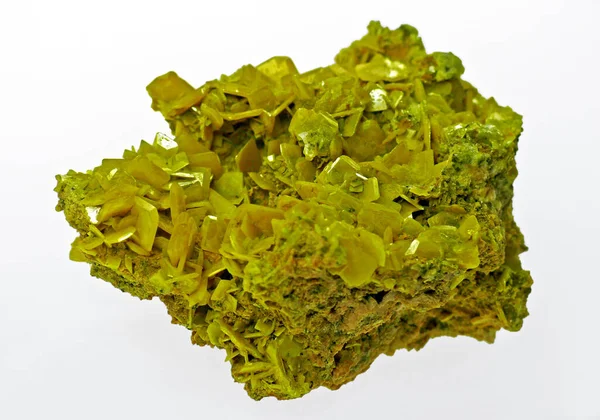 일반적 광물질인 불페네이트로부터의 주황색 결정들 Amp 8222 일반적 광물질로서 페이트 — 스톡 사진