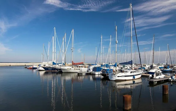 Marina Specjalnie Zaprojektowany Port Cumowania Dla Łodzi Rekreacyjnych Małych Łodzi — Zdjęcie stockowe