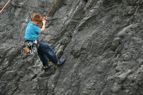 Mladý Chlapec Lezení Skalní Stěně — Stock fotografie