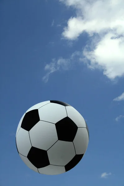 Ballon Football Sur Ciel Bleu — Photo