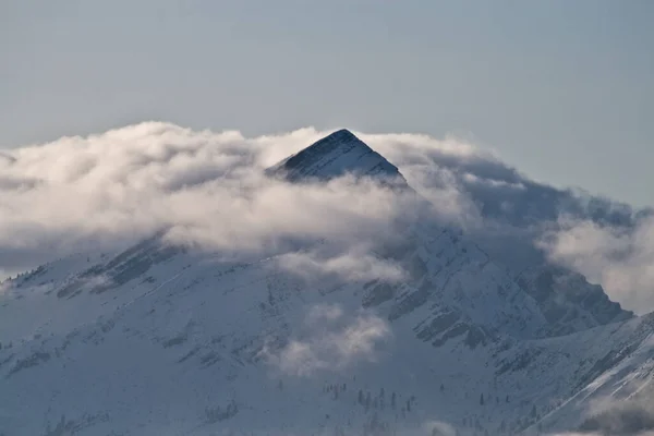 Bergslandskap Med Moln Och Blå Himmel — Stockfoto