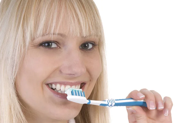 Jovem Mulher Escovando Dentes — Fotografia de Stock