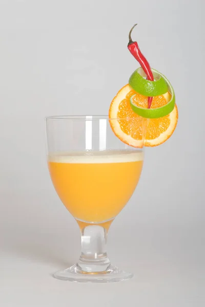 Sinaasappelsap Met Citroenschijfjes Munt Witte Achtergrond — Stockfoto