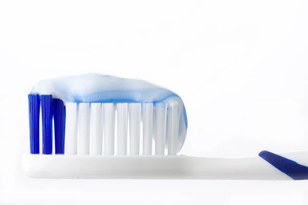 Escova Dentes Com Pasta Dentes Fundo Branco — Fotografia de Stock