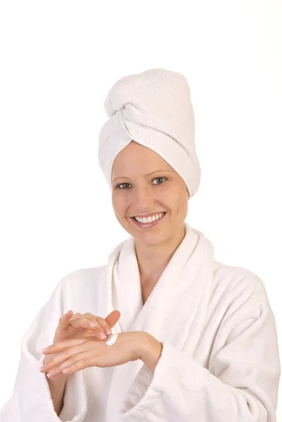 穿着浴衣头戴毛巾的年轻女子 — 图库照片
