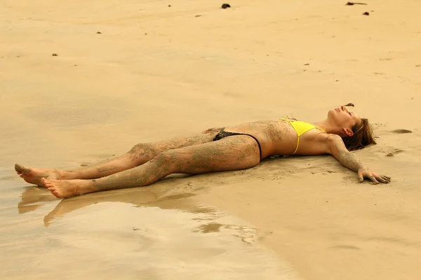 日落时女人躺在海滩上 — 图库照片